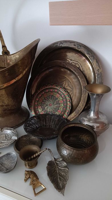 Conjunto de vários objetos antigos de latão