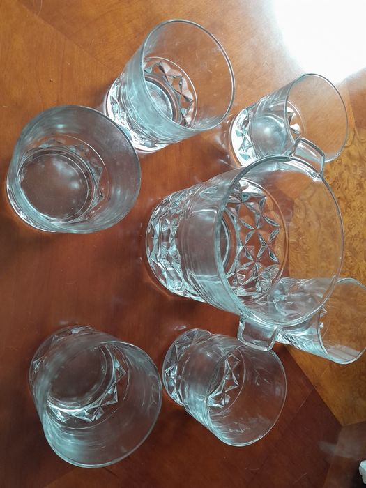 Conjunto de balde de gelo e seis copos.
