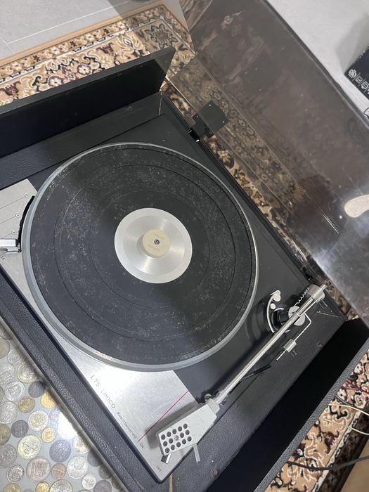 Gira discos , colunas , amplificador e rádio Lenco L75
