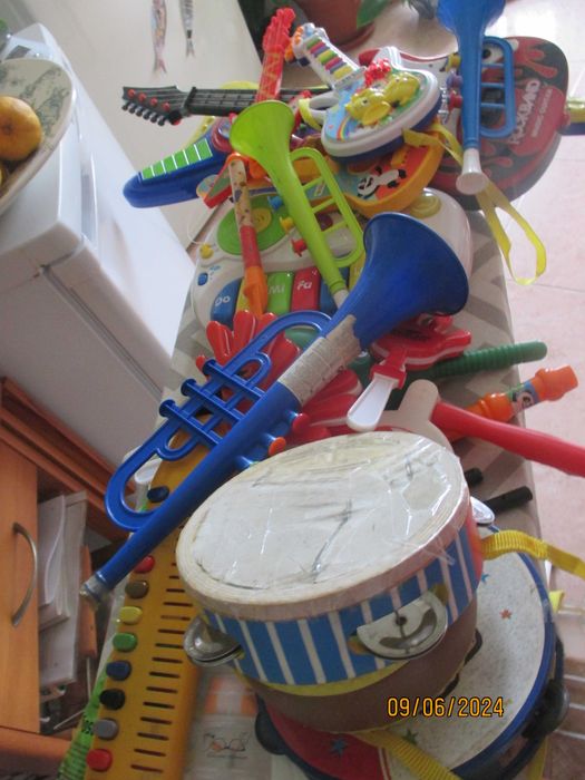 Diversos instrumentos musicais para criança