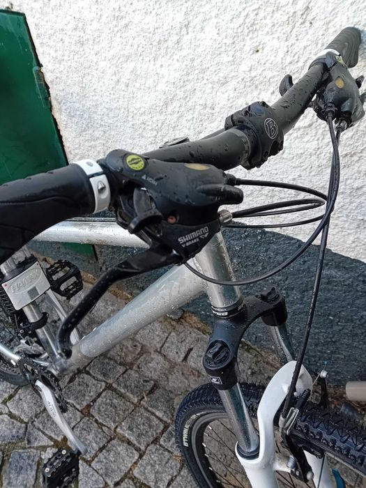 Bicicleta montanha com cadeira para bebe