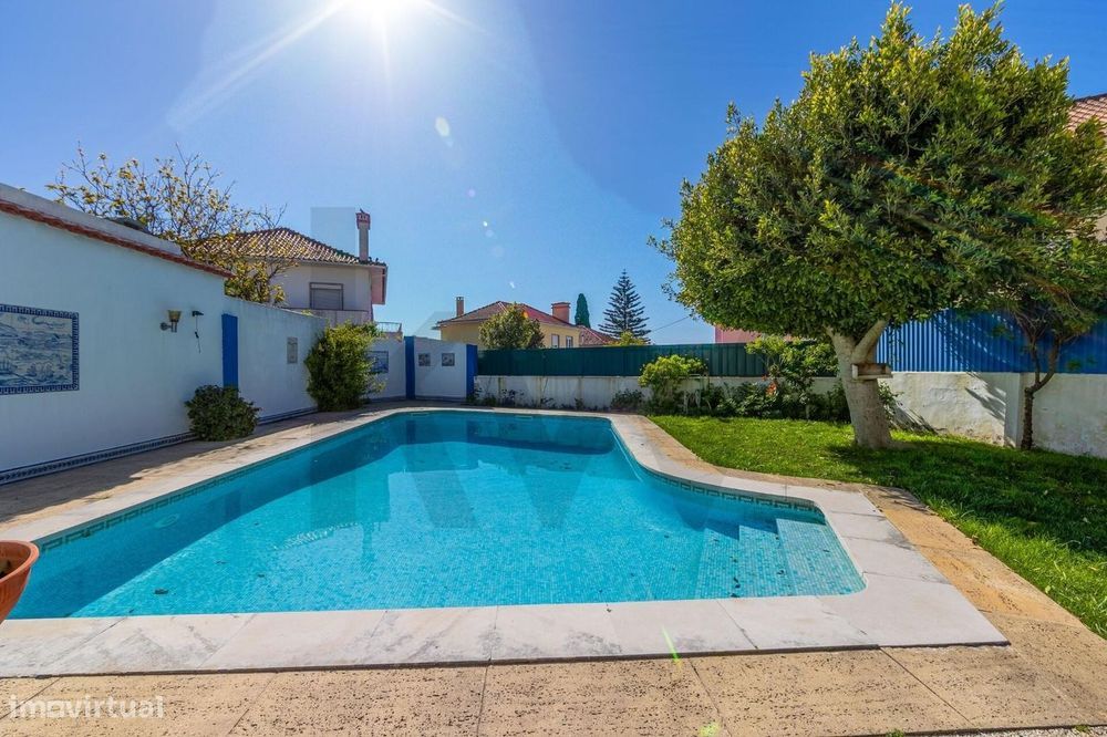 Moradia T6 em Linda-a-Velha com Piscina e Jardim