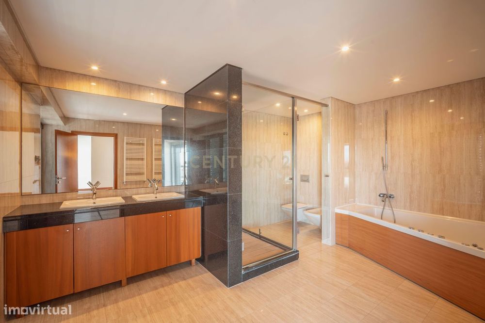 T5+1 Duplex em Linda-a-Velha com 291 m² úteis, 5 estacionamentos e vis