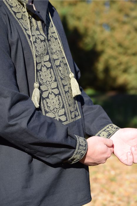 Чоловіча вишиванка чорного кольору