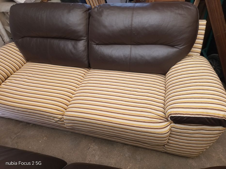Sofa chaise longue de dois lugares leva o puff