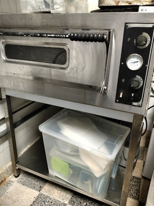 Forno grande para pizza com bancada a parte . Não entrego