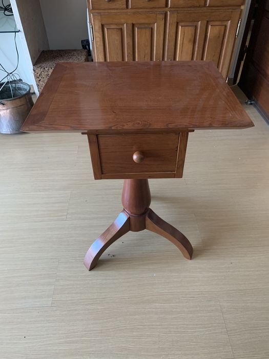 Mesa de apoio ou de cabeceira em madeira maciça de cerejeira