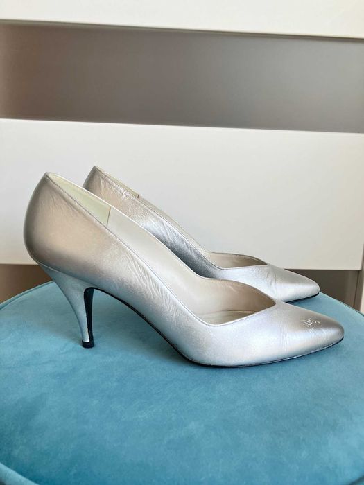 Srebrne skórzane luksusowe szpilki Stuart Weitzman 38 vintage