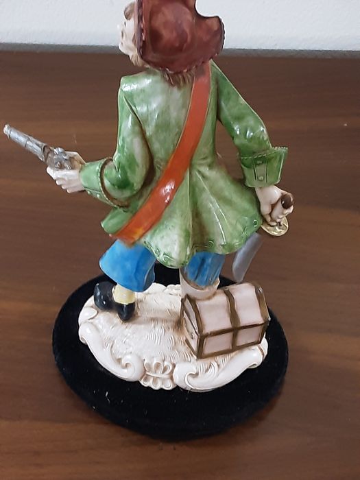 Pirata perna de pau  em marfinite  21 cm altura 12 cm largura
