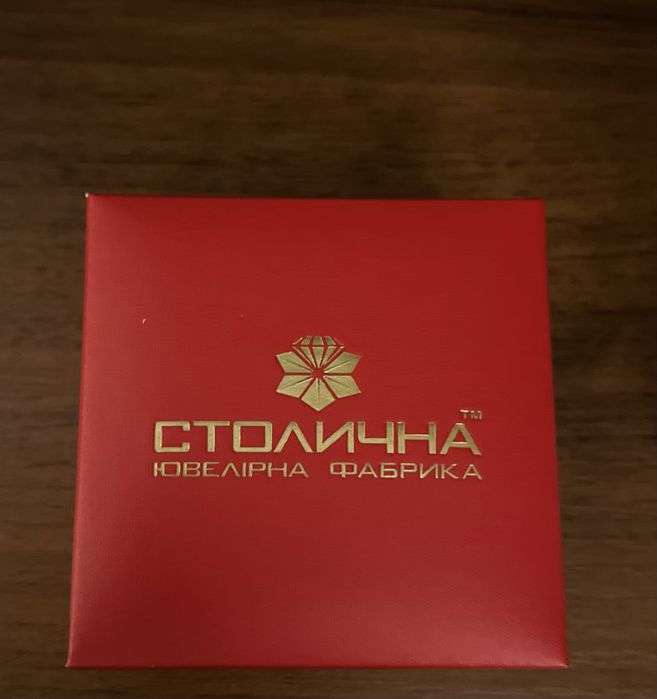 ювелірна прикраса. золоті сережки