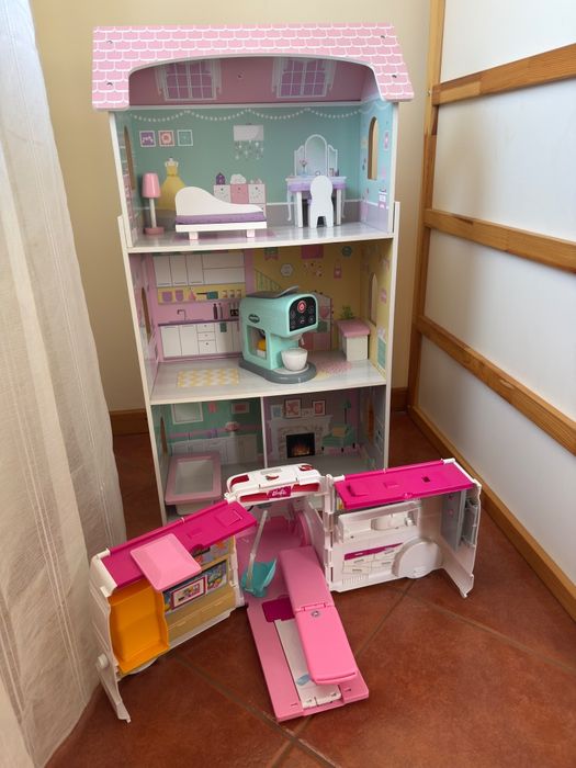 Casinha de boneca, máquina de café, ambulância