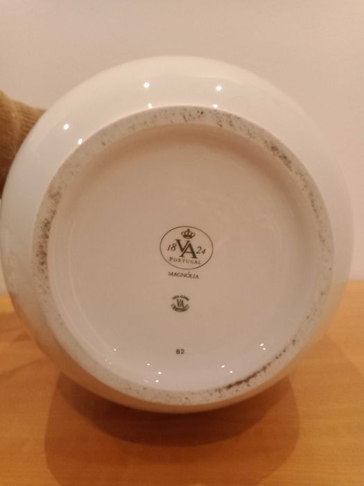 Vaso de porcelana da Vista Alegre, parte da coleção "Magnólia"