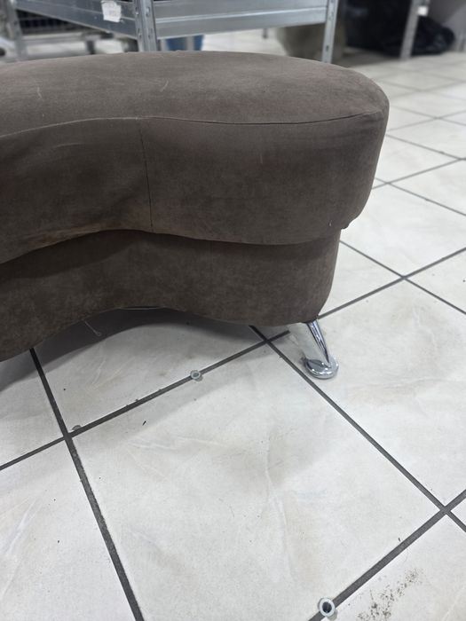 Pufa brązowa na nóżkach