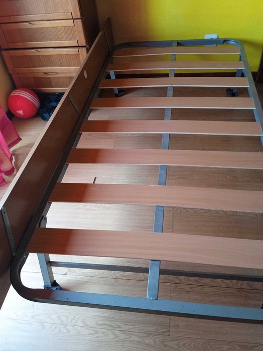 Estrado/Cama + Colchão