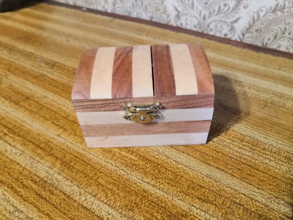Деревянная шкатулка