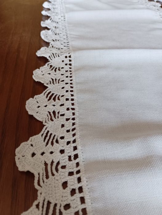 Napron em linho e crochê feito à mão