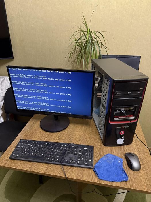 Компю'тер в зборі (монітор, блок, колонки, клавіатура,камера)