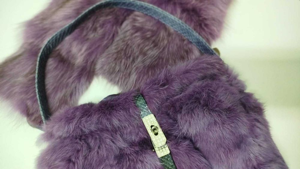 Pochete e estola de pelo verdadeiro tingido