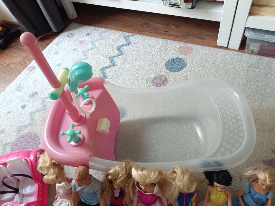 Zestaw 8 lalek Barbie z Kenem, autem i akcesoriami + wanna i inne lalk