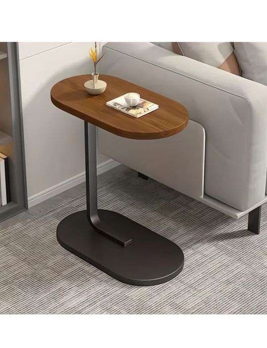 Приліжковий столик із дерев’яною стільницею