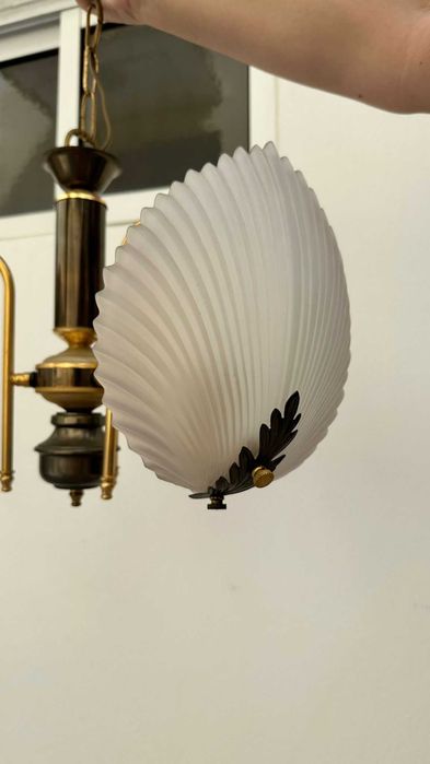 Candeeiro de teto cor de rosa, ideal para um quarto de uma princesa.