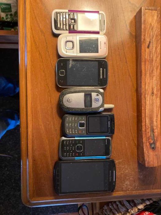 Coleção de telefones antigos Nokia e Samsung