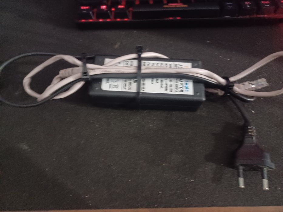 Sprzedam router NEtis WF2419I z kablami - używany, w dobrym stanie