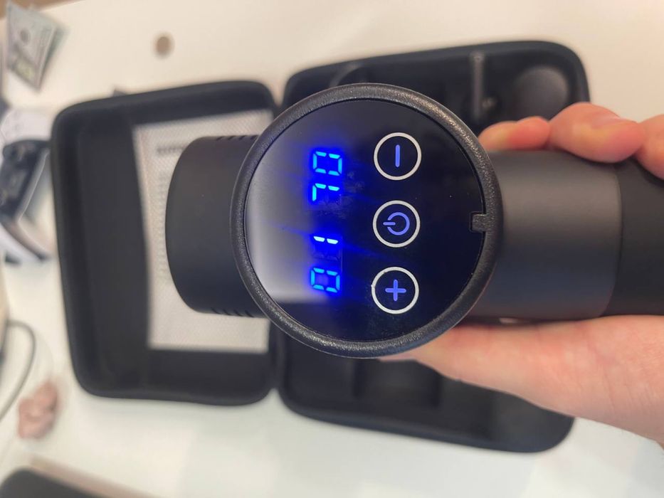 Перкусійний масажер GymBeam VI з насадками та кейсом