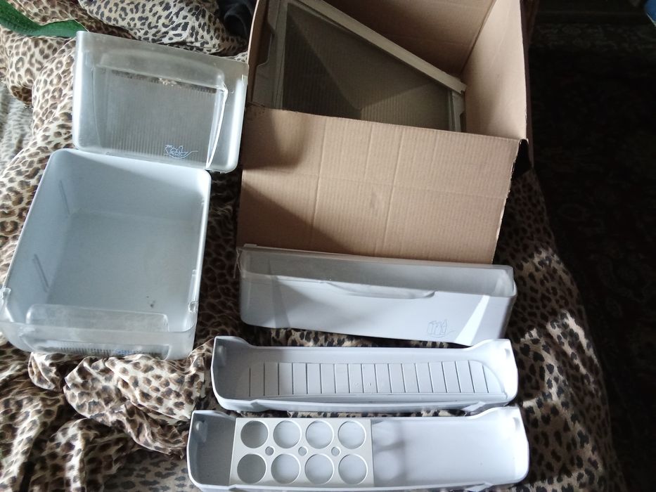 Морозилка на три полочки.Полочкі на Індезит.