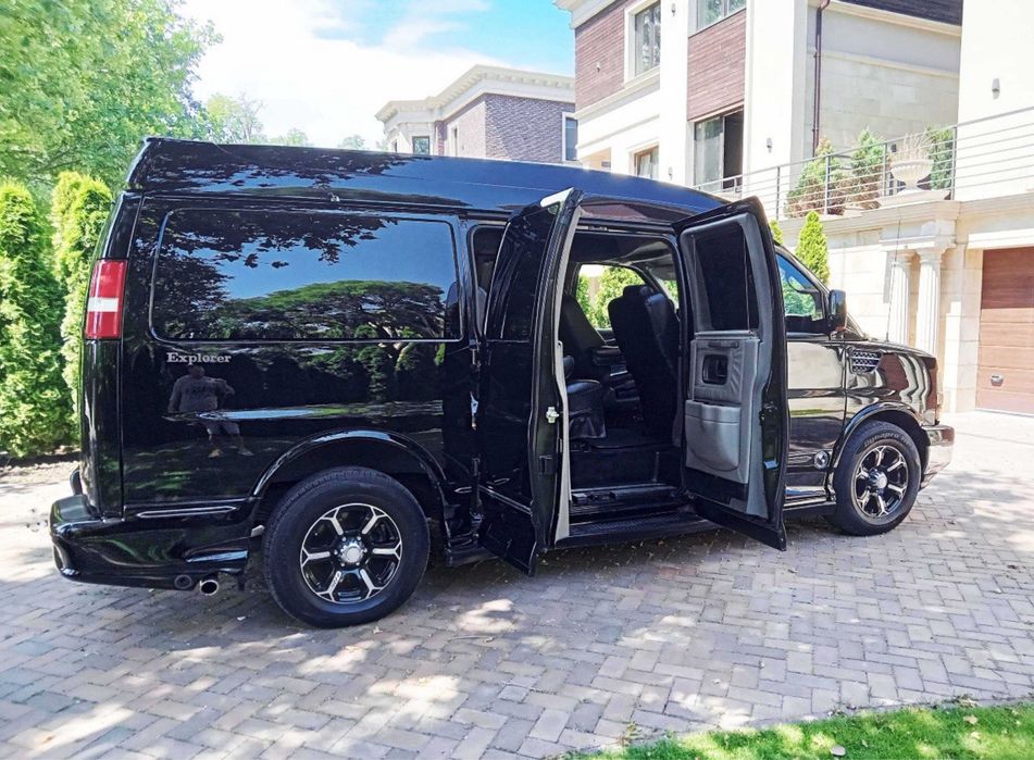 Chevrolet Express , обслужений на автоматі. Ідеальний бус для дальніх поїздок