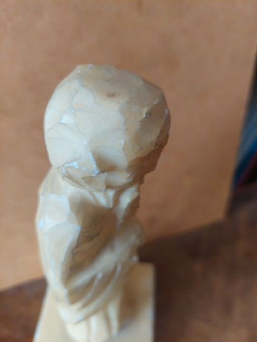 Escultura antiga em pedra