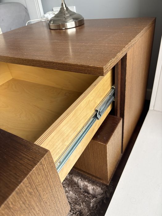 2 mesas de cabeceira em madeira