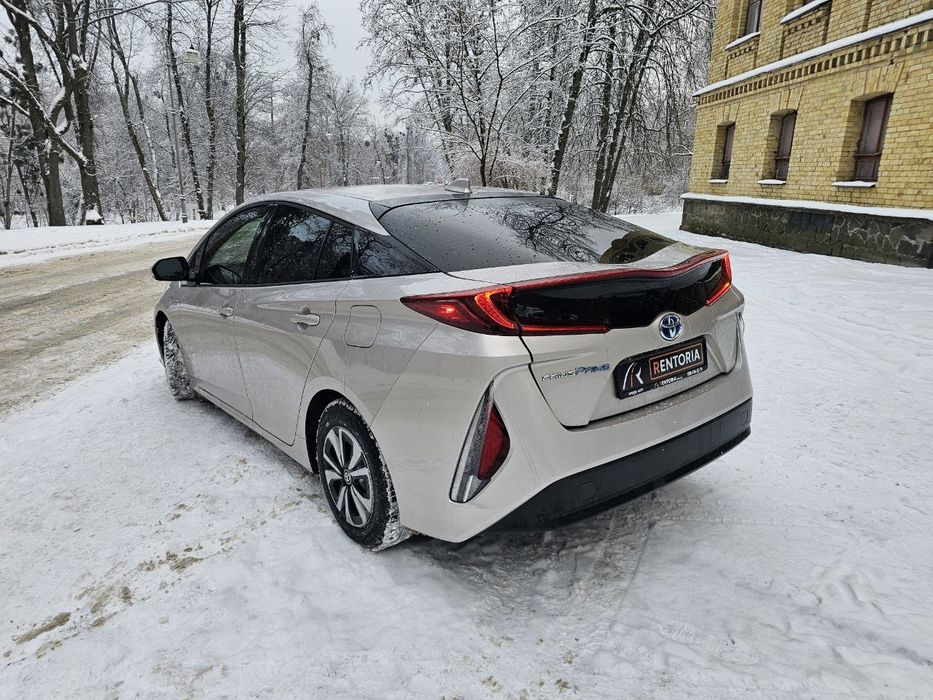 Оренда авто Toyota Prius Plug-In Hybrid, PHEV, Пріус. Аренда, прокат