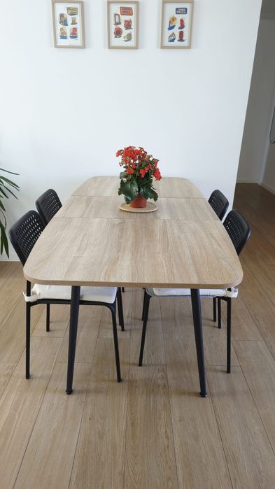 Mesa extensível ( 4 ou 6 lugares) com cadeiras