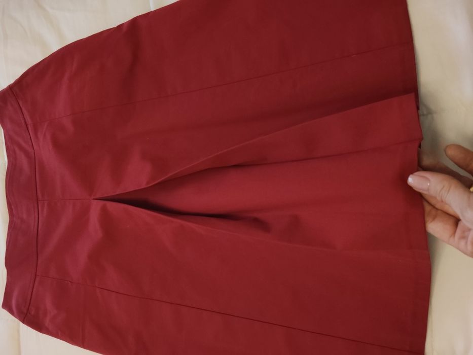 Vendo saia bordeaux, com bolsos e macho na frente