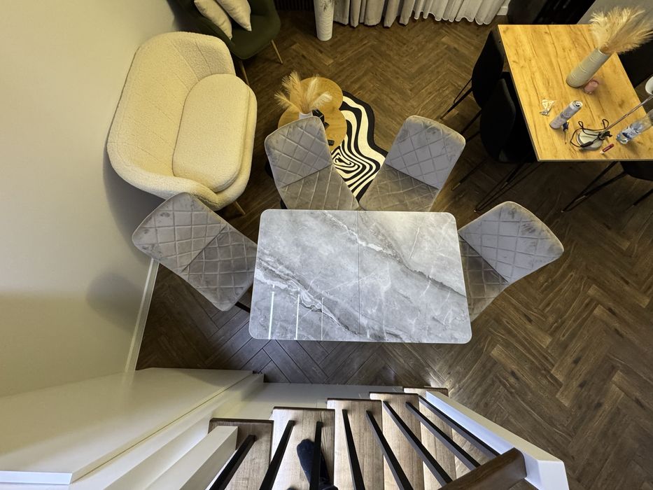 Кухонний стіл із стільцями, у новому, чудовому стані