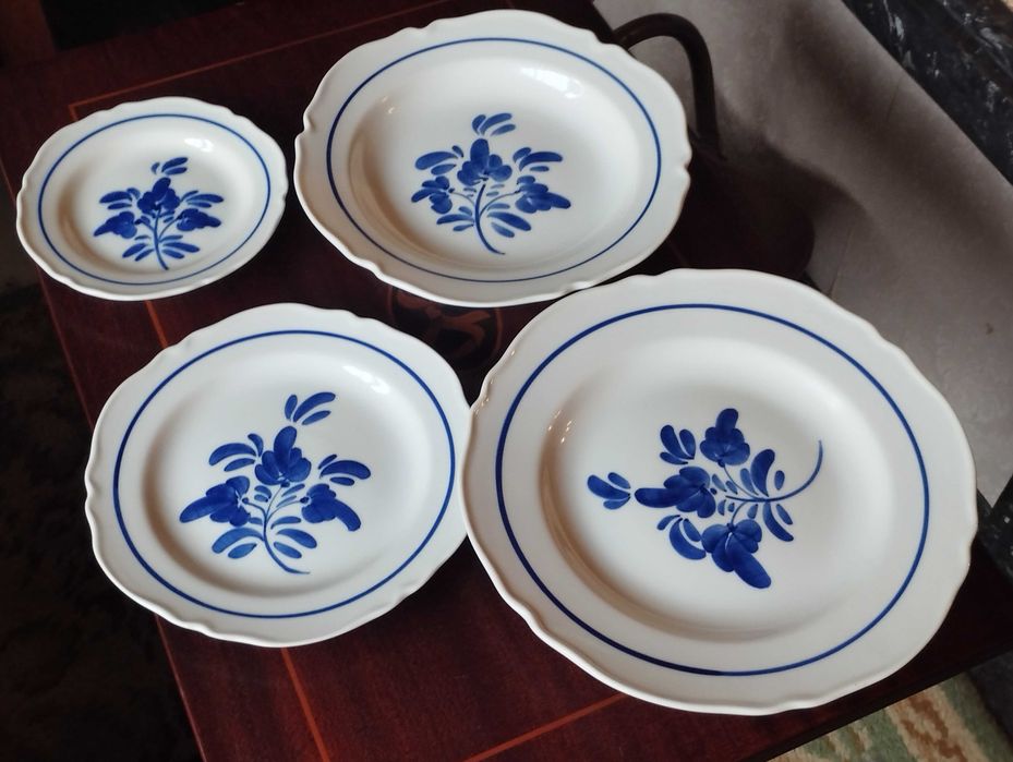 Quatro pratos de louça de Viana