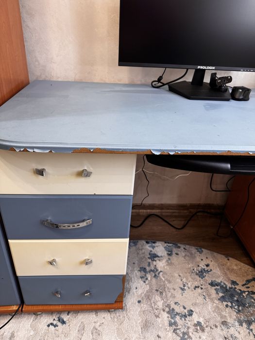 Стіл компʼютерний