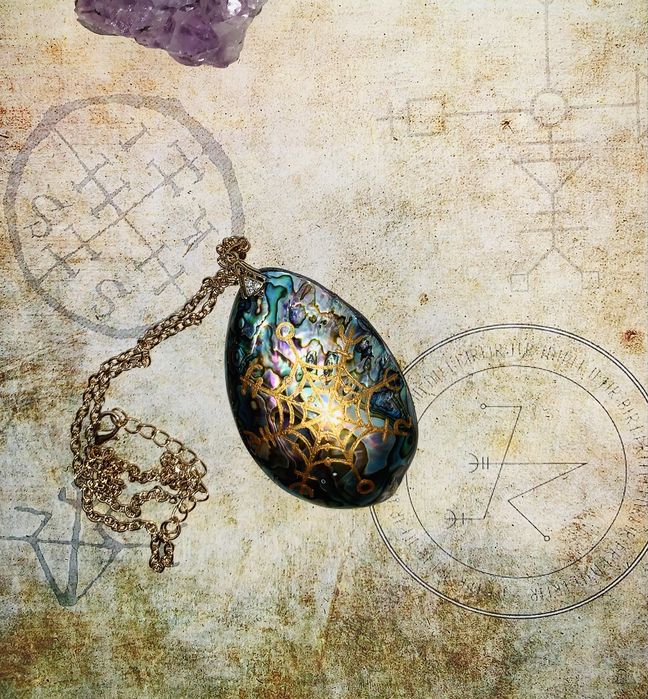 Женская Сила, красота, здоровье, власть над обстоятельствами.