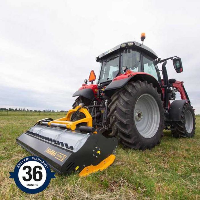 Kosiarka bijakowa 2,8 m z hydraulicznym wysuwem bocznym i otwieraną klapą.