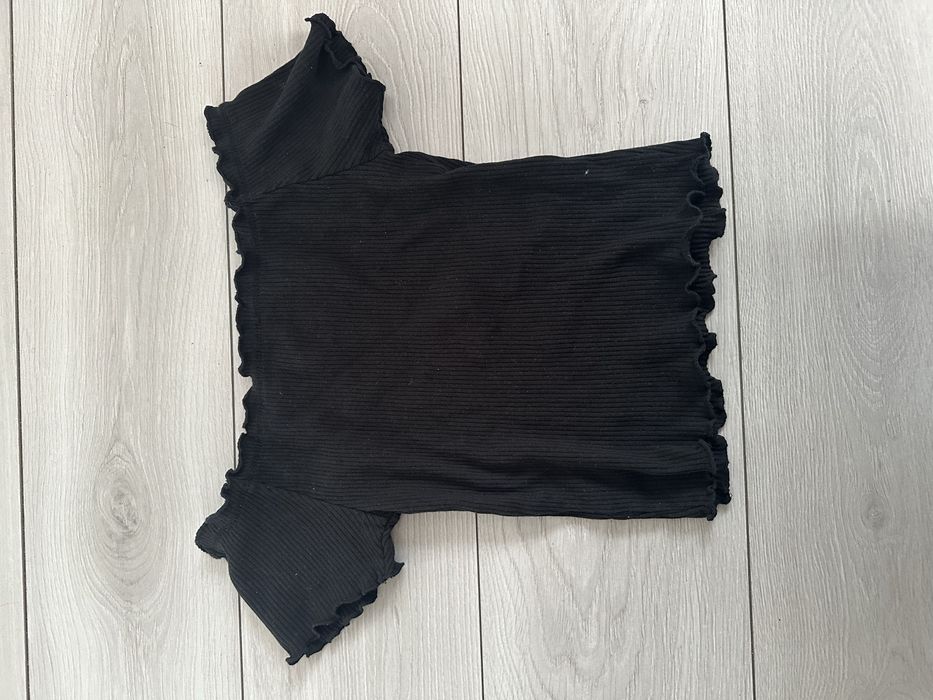 Top z odkrytymj ramionami