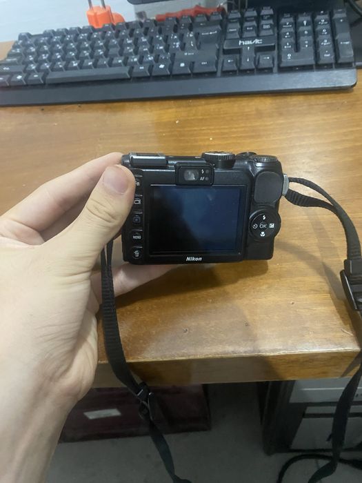Продам потужну камеру Nikon у працюючому стані, з комплектом.