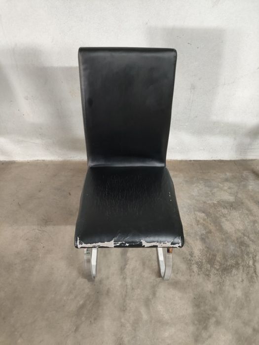 Cadeiras em aço cromado e pele sintética