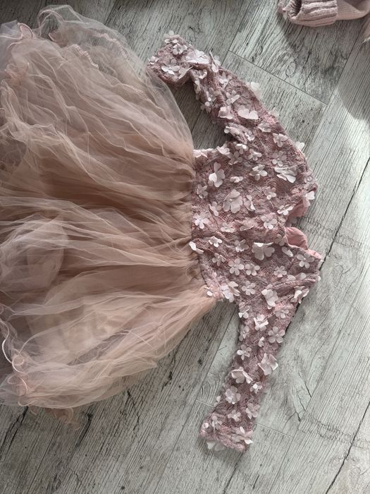 Balowa sukienka z tiulem