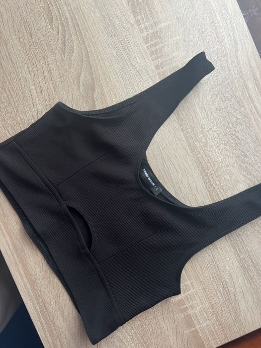 Чорний Топ з вірізом