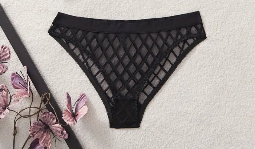 Czarne majtki z siateczką