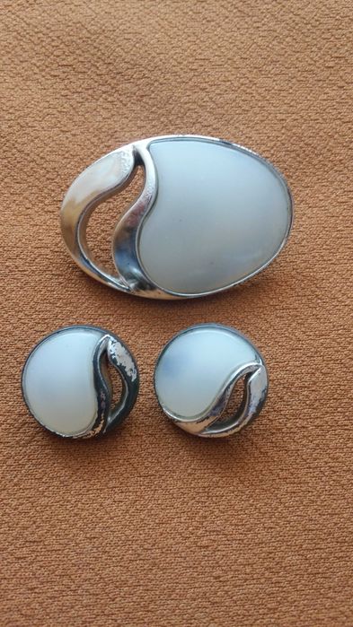 Broszka i klipsy białe ze srebrnym kolorem.Komplet.