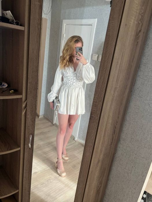 Белое атласное платье