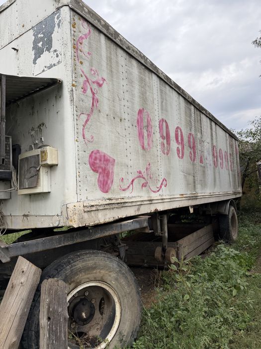 Оренда холодильника-причепа із полицями.