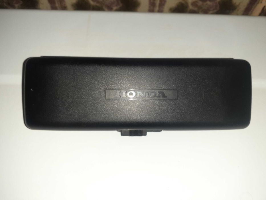 Caixa proteção de painel frontal de autorádio marca Honda.